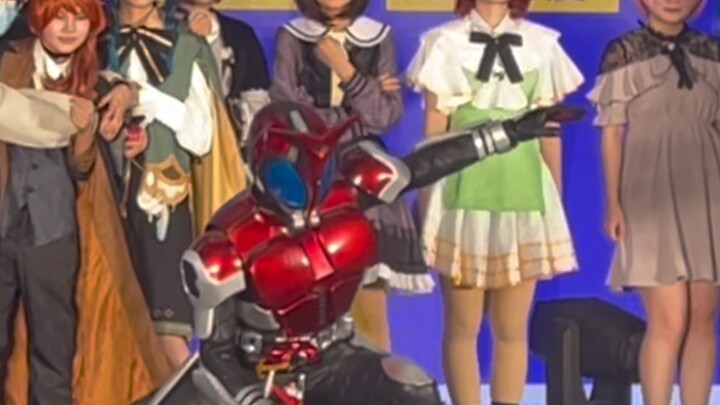 Acara Catwalk Panggung Kamen Rider Kaito, Suka dengan Tendangan Roundhouse Ini?