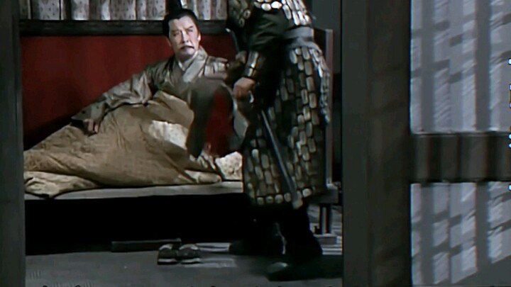 เวลานั้น เล่าปี่ไม่ได้ตื่นตระหนกต่อชุดเกราะและดาบใหญ่ แต่กลับหลงใหลในการนอนต่อเสียอย่างเดียว