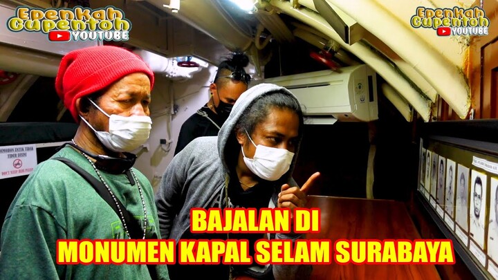 EPEN CUPEN BAJALAN DI MONUMEN KAPAL SELAM SURABAYA