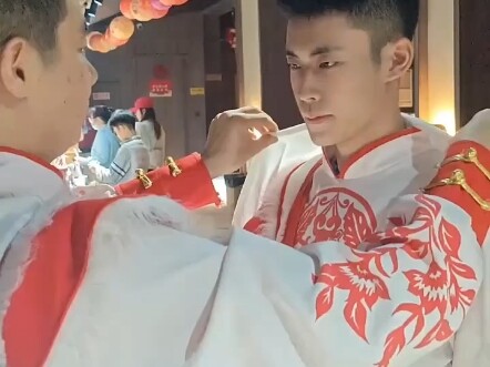 感觉在床上会很用力！，两个“小犄角”太可爱了，网友：果然帅哥怎么样都帅