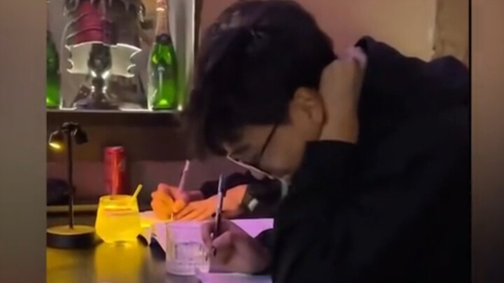 Foreigners Roast the Weird Situations You Only See in China