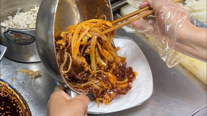 Street-side stall in Xi’an: Five kinds of liangpi mixed together for one bold, flavorful bite!