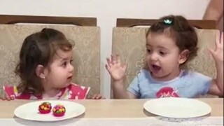 懂得分享的小朋友最可爱了，另一位也好乖！