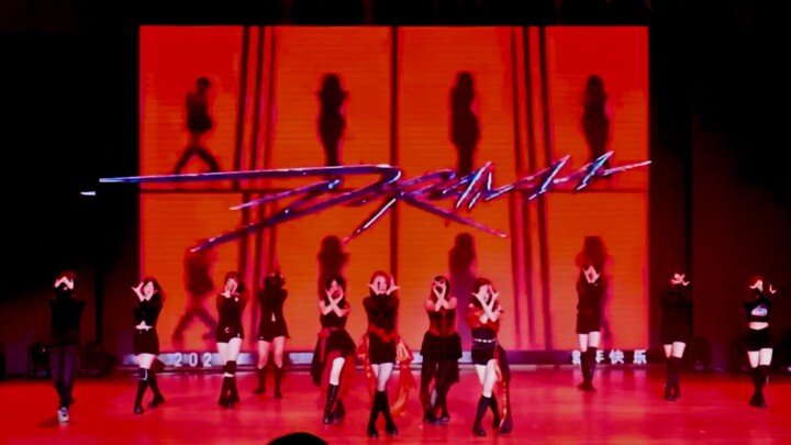 การเปลี่ยนเวทีของโรงเรียนให้เป็นการแสดงร้องเพลงนั้นค่อนข้างดราม่ามาก