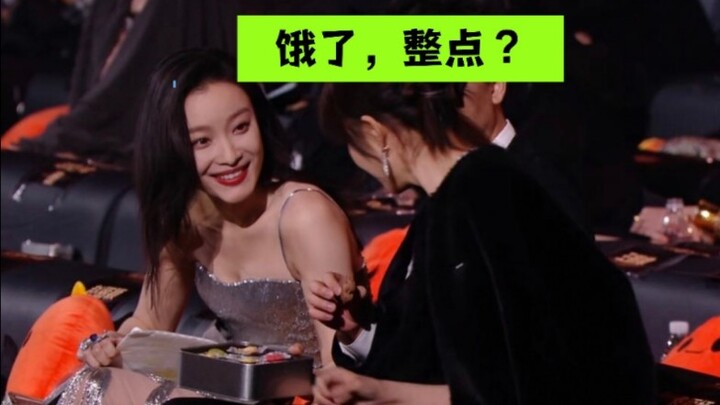 [Ni Ni] This lady is so laid-back—when she’s hungry, she just grabs some cookies.