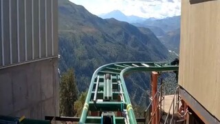 Roller coaster di puncak gunung, terletak di sebuah taman petualangan di Colorado, Amerika Serikat..