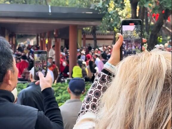 Foreigners watch Chinese people sing songs from the Mao era and feel just as happy and deeply moved!