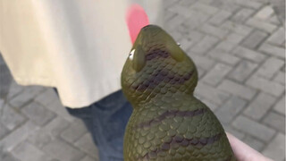 لإرضاء صديقتك عليك أن تجيد التملق، حتى إن أمسكت لساني فلن أستطيع الكلام.