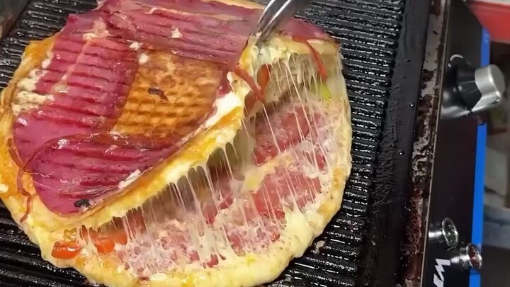 Pizza yang ditekan keluar