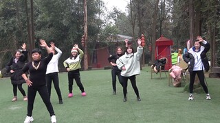 عندما تبدأ الأم الخارقة في رقصة الساحة، إيقاعها قوي جدًا لدرجة أن الجميع لا يستطيعون مقاومة الانضمام