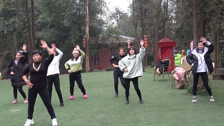 عندما تبدأ الأم الخارقة في رقصة الساحة، إيقاعها قوي جدًا لدرجة أن الجميع لا يستطيعون مقاومة الانضمام