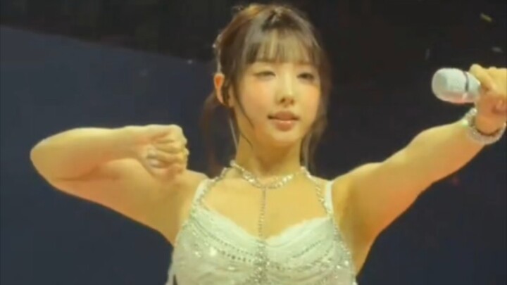 Kondisi konser Lin Nayeon terlihat lelah — penuh aura kerja kantoran!