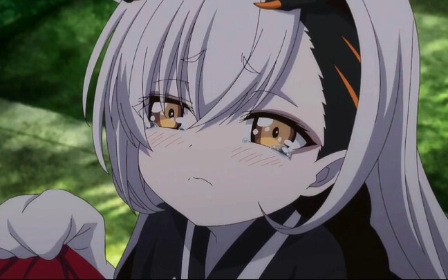 "Knife Miko" Bai picked up a Lolita