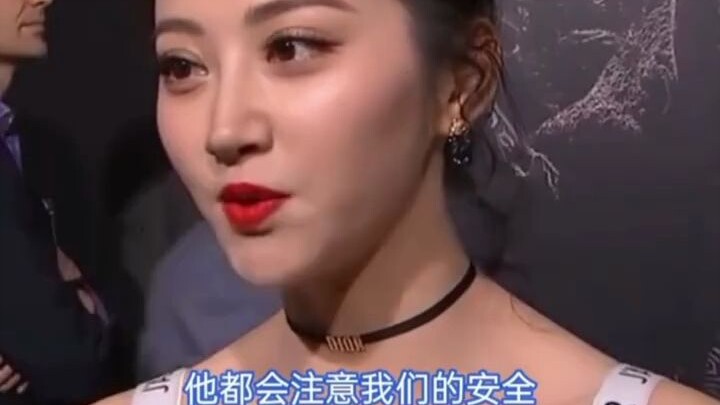 Wawancara bahasa Inggris Jing Tian penuh percaya diri! Kakak cantik seperti ini siapa yang tak suka?