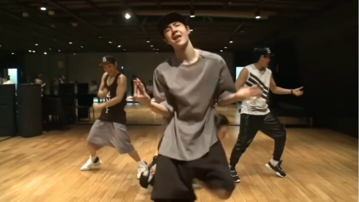 Ba đoạn nhảy trong phòng tập của Nhất Bác và các anh trai UNIQ, xem cả trăm triệu lần cũng không chá