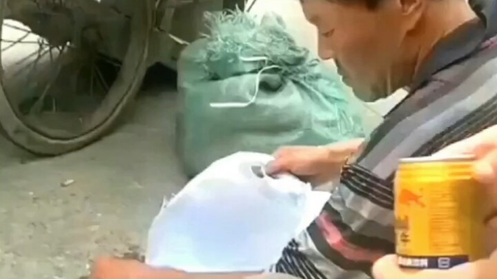 The heartfelt care from a stranger is so heartwarming #Emotions #Tearful