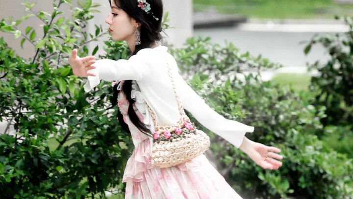 Admit it!! Today, so many people were totally charmed by the rosy‑pink little fairy that is Dilraba’
