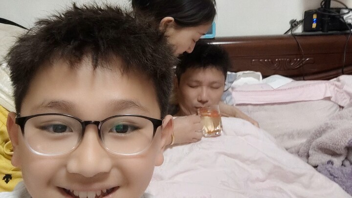 Brother Shaobing’s had one too many! Zaozhuang’s Liu Yifei is helping him sip some water. Zaozhuang’