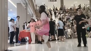 商场里跳黑帮摇 有点意思