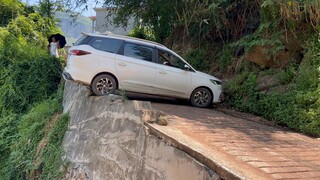悬崖窄路 ：一条处于贵州的乡间小路。汽车在此行驶危险重重，只有最勇敢的人才敢在此掉头。