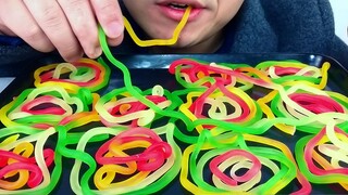 Eat colorful rope fondant and listen to a different chewing!