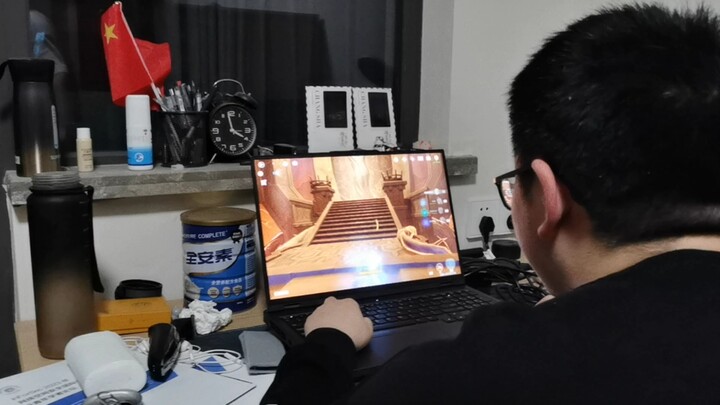 Saat teman sekamar saya mendapatkan laptop 4060 barunya