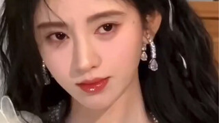 Hmm...why aren't her live pictures considered top notch?