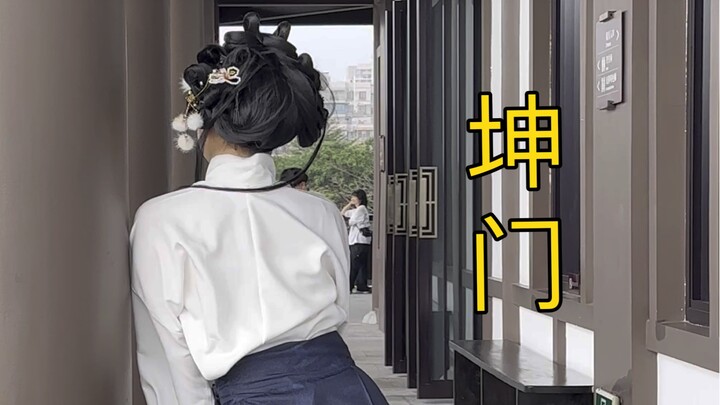 Aku dari aliran apa? Coba kau serang sekali saja, baru kau tahu!