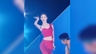 Một cảnh nổi tiếng đã đưa người vũ công trở thành thần chỉ bằng một điệu nhảy, Hoa Tiêu là chuẩn mực