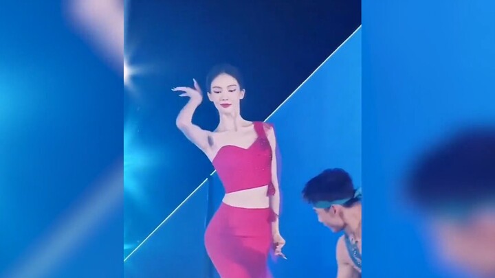 Một cảnh nổi tiếng đã đưa người vũ công trở thành thần chỉ bằng một điệu nhảy, Hoa Tiêu là chuẩn mực