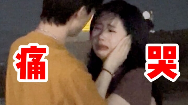 惊！一男子竟当众爆踹女友头部，是人性泯灭还是道德沦丧？
