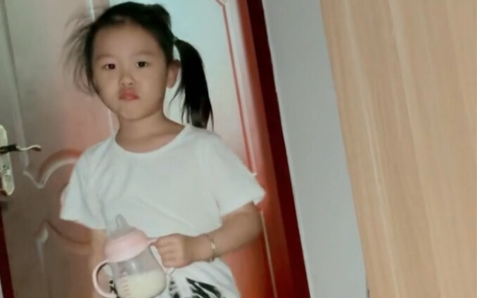 เมื่อทั้งคุณแม่และพี่ชายต่างก็ไม่อยากชงนมให้น้องสาวดื่ม หัวใจของน้องสาวคงจะแตกสลายไปแล้ว… พ่อหยูเห็น