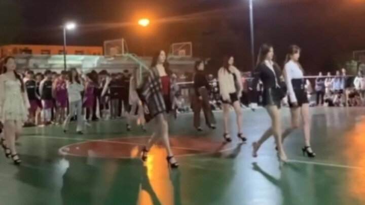 بث مباشر من مباراة كرة السلة المدرسية وعرض عارضات الأزياء