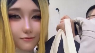 Tôi đến dự một hội nghị truyện tranh với tư cách khách mời nhưng lại nói dối bạn bè rằng tôi đến chơ