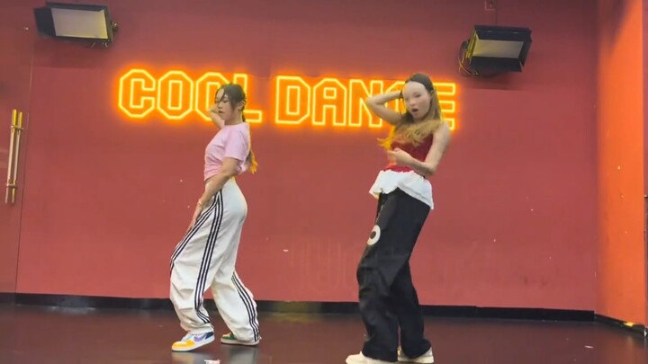 Let's dance the gesture dance of Song Yuqi's new song