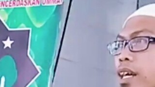 Orang yang berhenti di depan pintu surga