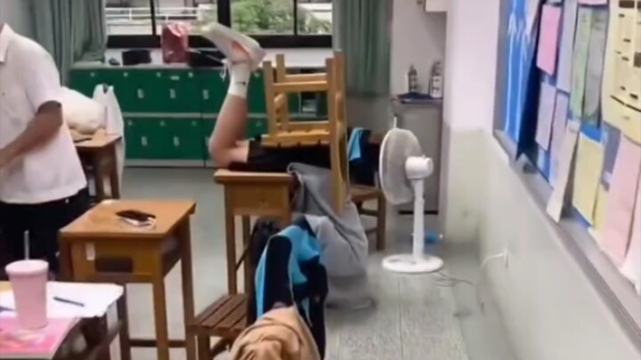 Secretly cramming—after slaving away, finally get a spot in line!