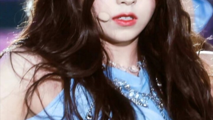 Female idol nearly fell and got injured after her stiletto heel caught on a ribbon