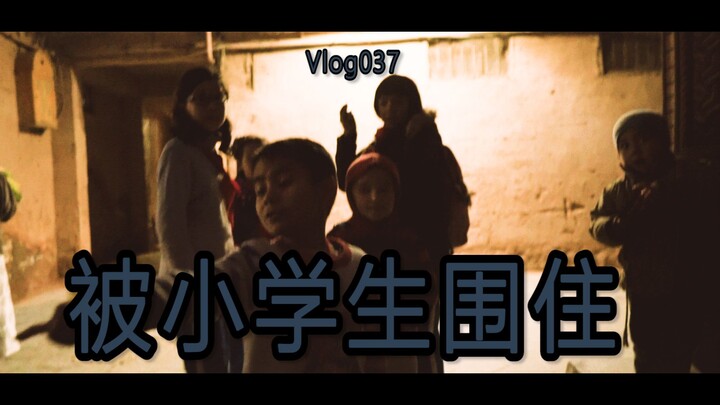 ที่คัชการ์ เขตซินเจียง ถูกรุมล้อมโดยเด็กนักเรียนประถมกลุ่มหนึ่ง