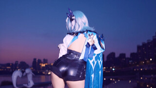 "أرغب فقط في الغموض معك تحت ضوء القمر" — "الدمية المُسيّرة بالخيوط"