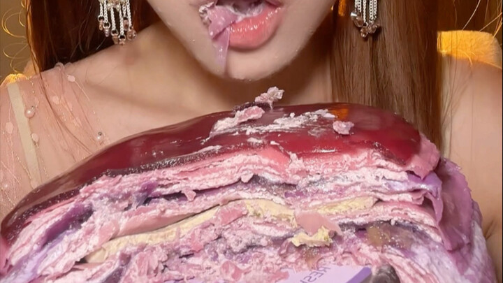 Makanan hari ini enak banget, lapisannya bikin jatuh cinta—serius enak banget!