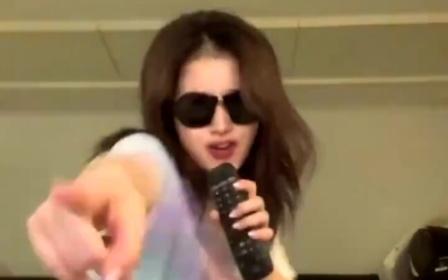 【Sao Sana】Livestream Vlive nhảy “Mẹ mày là ai”~ Aooo~ Bà xã uốn éo quá đi mất!! Dáng chuẩn hot hòn h