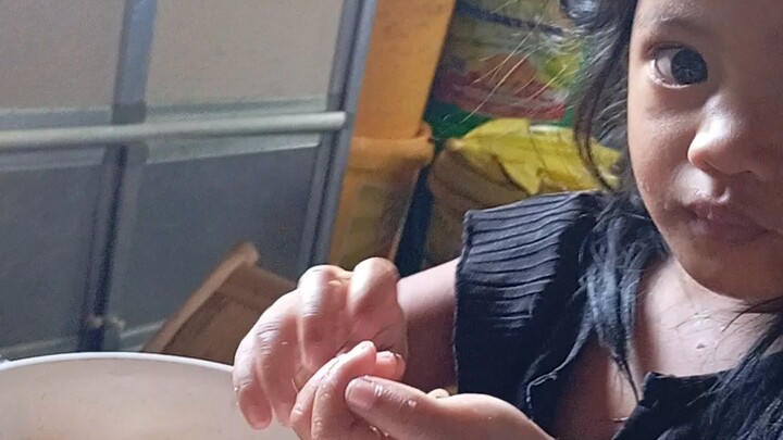 when u let your kid eat on her own