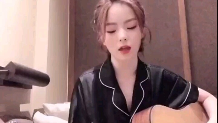 陈卓璇出营后终于更新啦！弹唱《爱，存在》，绝美嗓音！