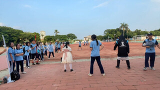 Kami mengadakan tarian rumah acak milik kami di sekolah.