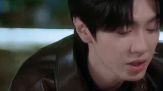 Be brave and open the microphone, the chosen one is you! How can there be such a cute drunkard!