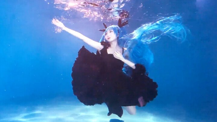 การถ่ายภาพใต้น้ำของหญิงสาวในทะเลลึกเป็นความฝันที่เป็นจริง~ [ฉากถ่ายภาพ]