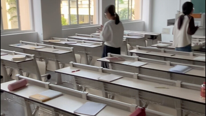 Siswi jurusan IPA/IPS berlari kencang ke kelas bukan karena terlambat, sampai di kelas malah menggun