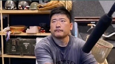 Clack, clack, clack, a handsome general and his "fake horse" are walking towards you from afar.