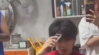 Sau khi thất tình, chàng trai tự tay cạo đầu tém, ban đầu cứ nghĩ là cạo giả, hóa ra lượng tóc nhiều